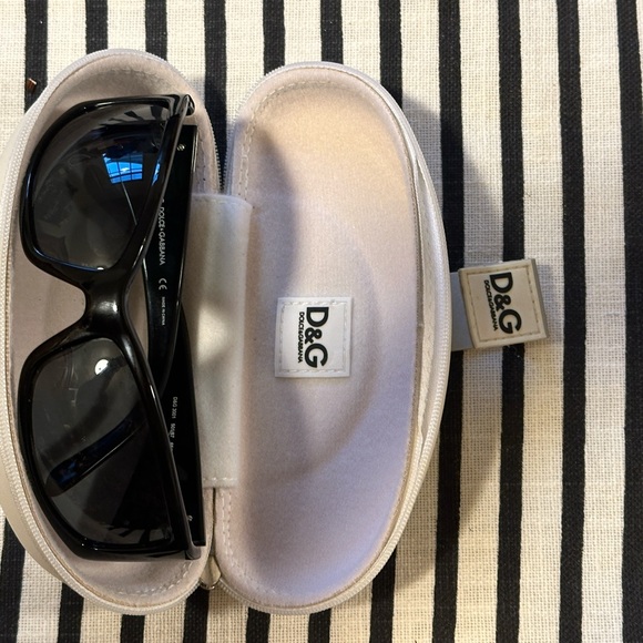 LIGHTLY used DOLCE AND GABBANA black sunglasses. ORIGINAL box included. - Picture 3 of 9